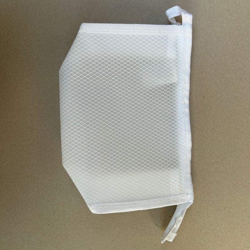 So reinigen Sie eine durchsichtige Kosmetiktasche